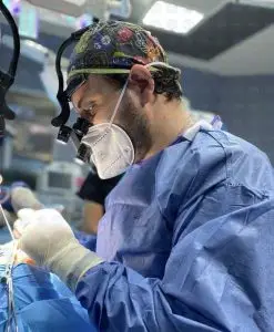 il-Chirurgo-Plastico-Arturo-Amoroso-durante-un-intervento-in